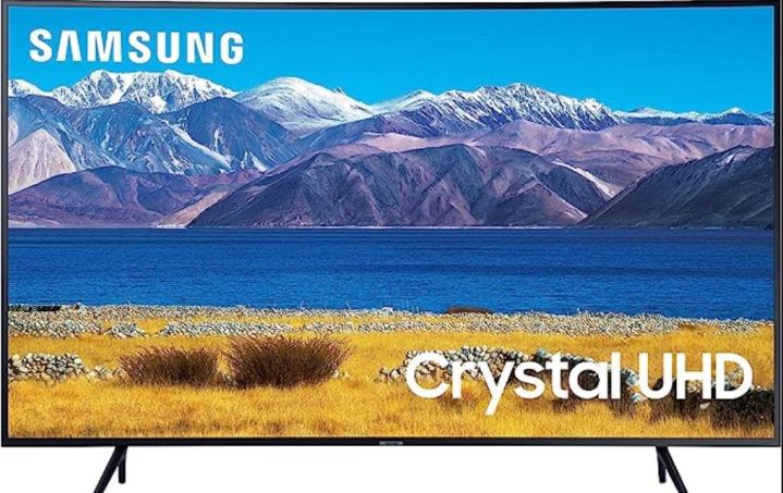 Ein Samsung-Fernseher zeigt eine See- und Bergszene.
