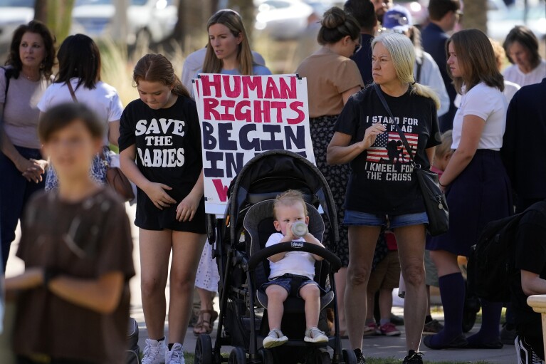 Abtreibungsgegner stehen am Mittwoch, 1. Mai 2024, vor dem Kapitol in Phoenix.  (AP Photo/Matt York)