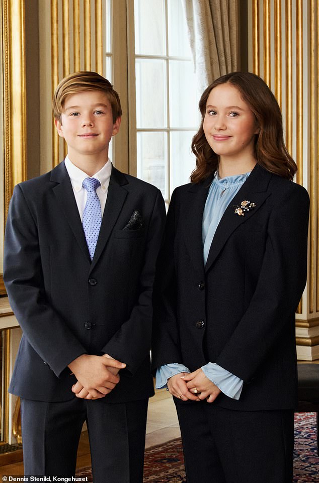 Dieses zum 13. Geburtstag der Zwillinge veröffentlichte Foto zeigt Prinz Vincent und Prinzessin Josephine, wie sie zusammenstehen – aber die Leute halten es nicht für echt