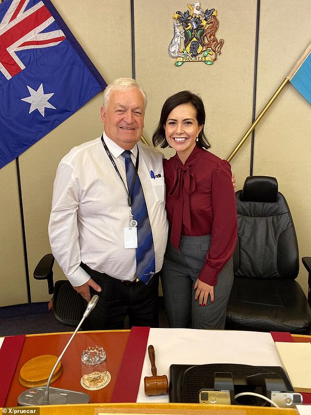 Der stellvertretende Ministerpräsident von NSW, Prue Car (im Bild mit Herrn Bleasdale), sagte, der Bürgermeister sei ein „großartiger Freund und Mentor“ gewesen, der drei Jahrzehnte lang für seine Wähler gekämpft habe