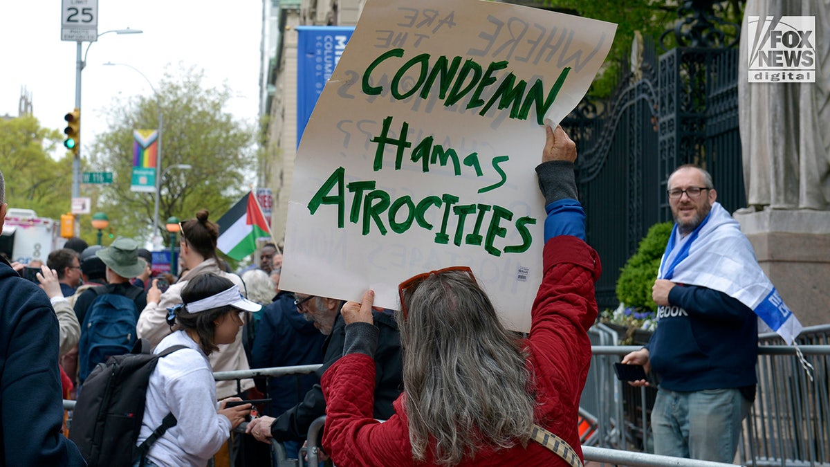 Antiisraelische Demonstranten versammeln sich weiterhin vor der Columbia University