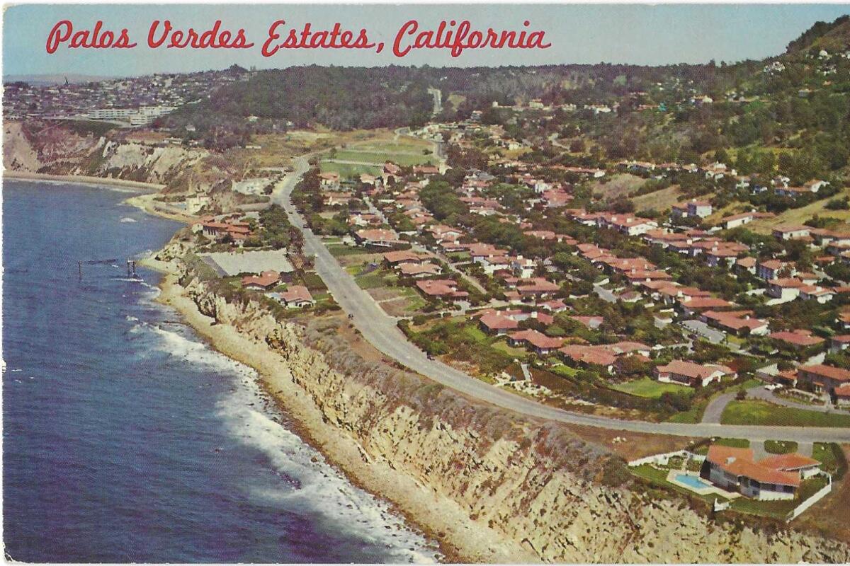Die Küste von Palos Verdes Estates auf einer Vintage-Postkarte mit Reihen von Häusern mit Terrakottadächern und Blick auf den Ozean.