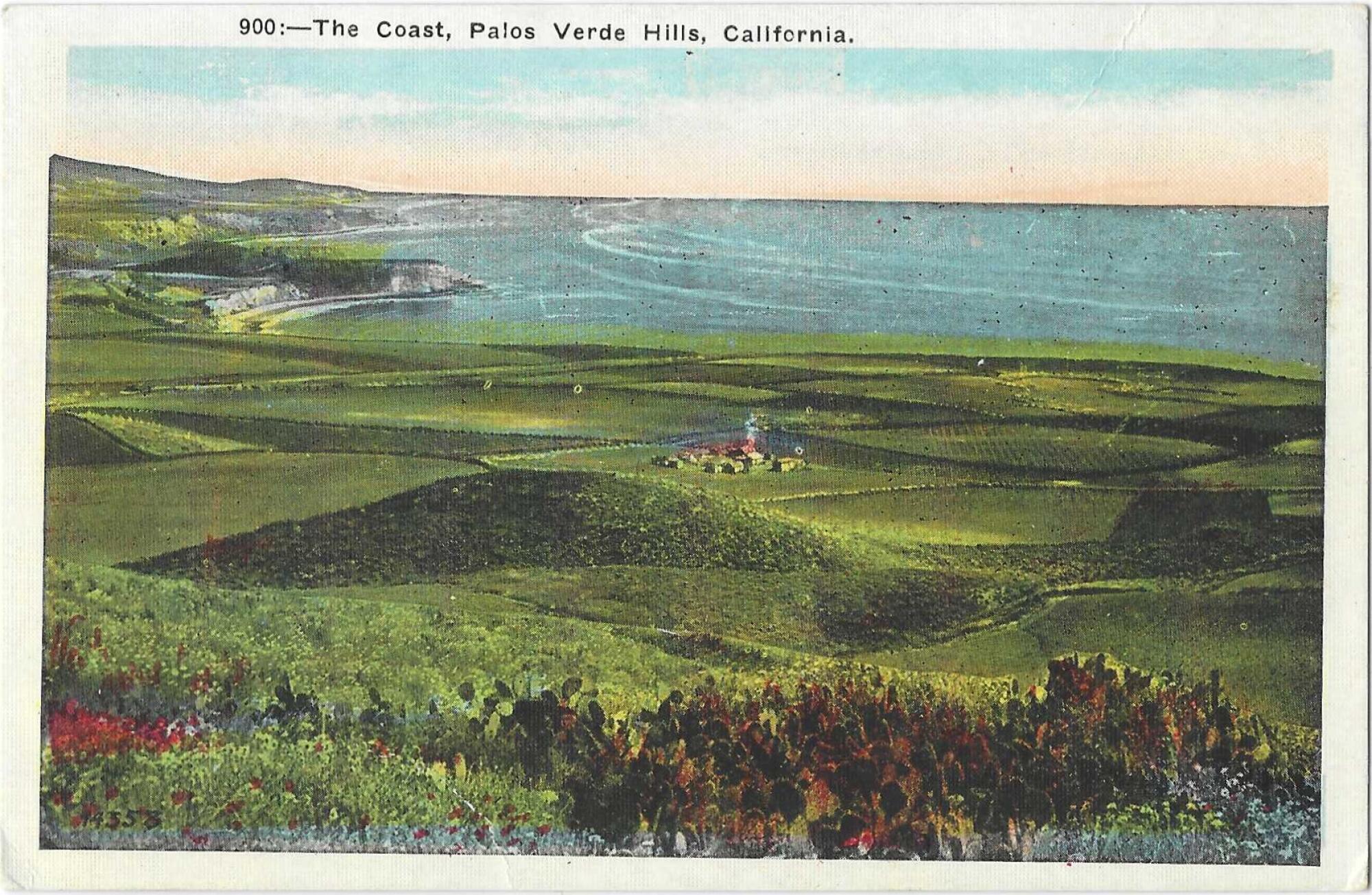 Grüne Hügel und eine weitläufige Küste auf einer Vintage-Postkarte.  Text: "Die Küste, Palos Verde [sic] Hills, Kalifornien"