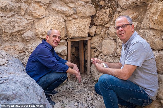 Im Bild: Dr. Joe Uziel von der Israel Antiquities Authority (links) und Professor Yuval Gadot von der Universität Tel Aviv