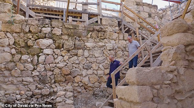 Die in der Stadt Davids ausgegrabene Stadtmauer wurde nicht in den Tagen Hiskias als Teil der Vorbereitungen für die assyrische Belagerung errichtet, sondern eher früher, in den Tagen König Usijas, nach dem Erdbeben in Jerusalem