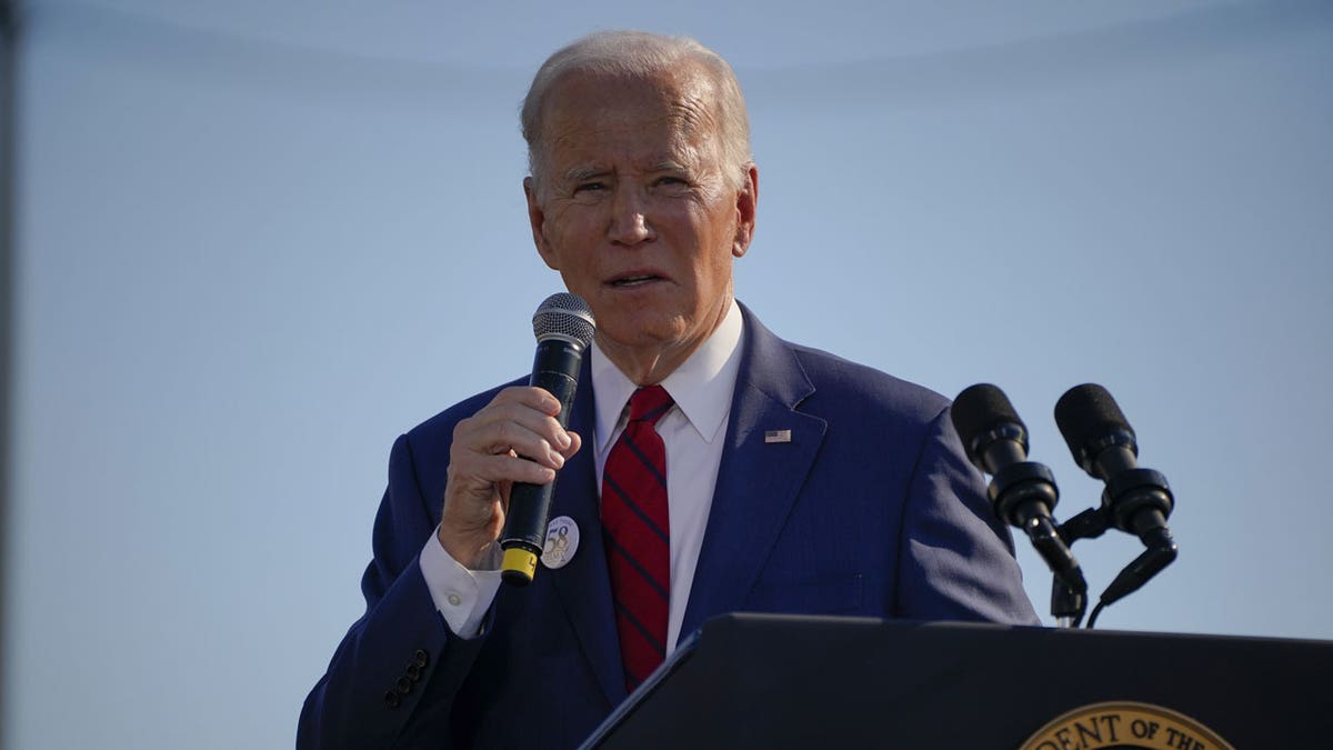 US-Präsident Joe Biden spricht bei einer Veranstaltung in der Nähe der Edmund-Pettus-Brücke in Selma, Alabama.