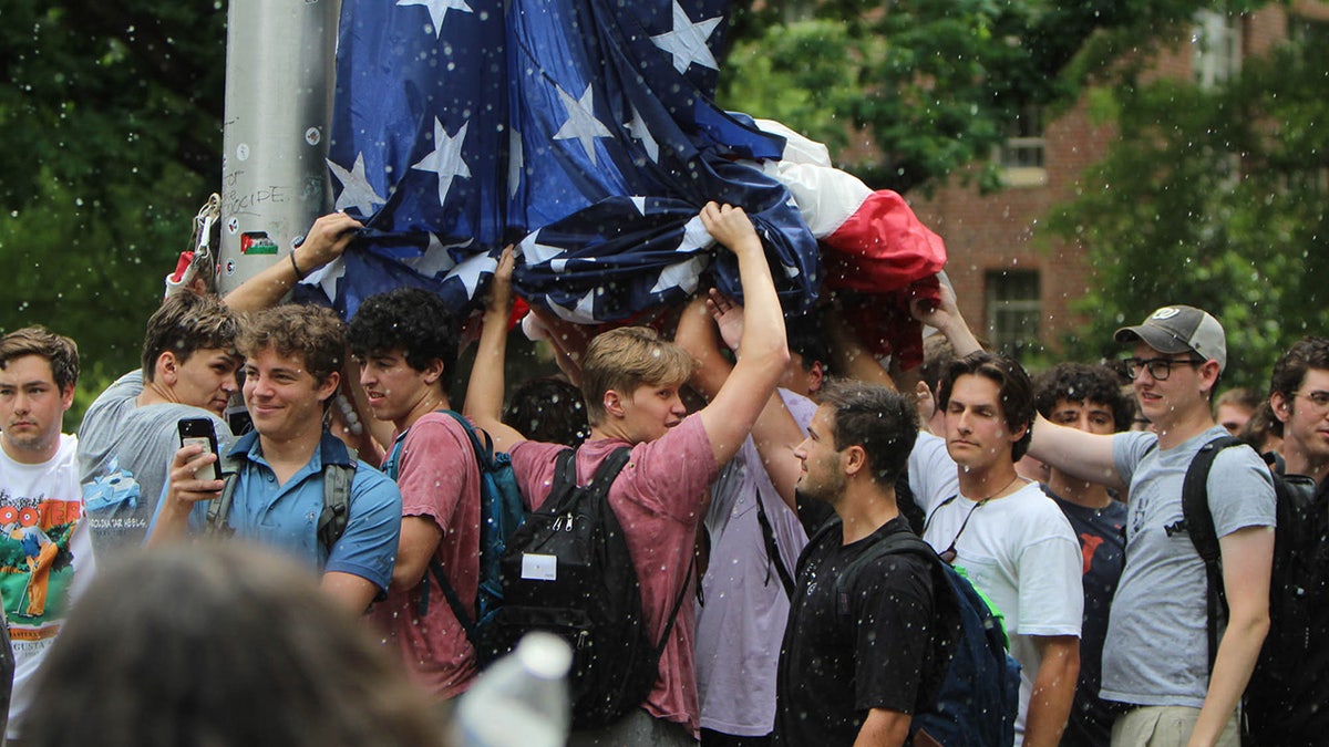 Studenten der UNC Chapel Hill halten während eines Campus-Protestes die amerikanische Flagge hoch