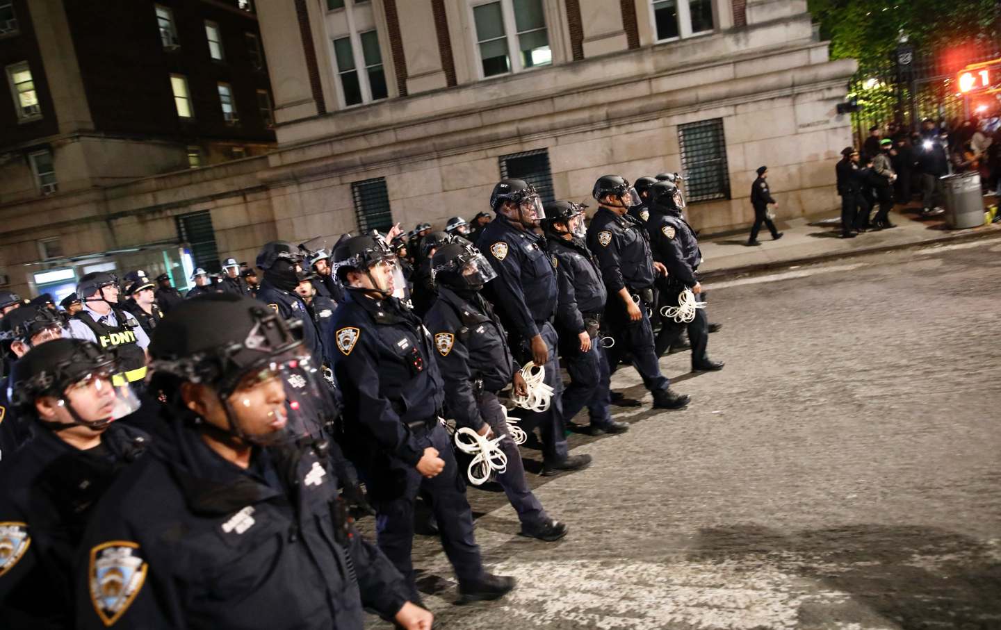 Eine große Menge NYPD-Beamte in Kampfausrüstung auf dem Columbia-Campus.
