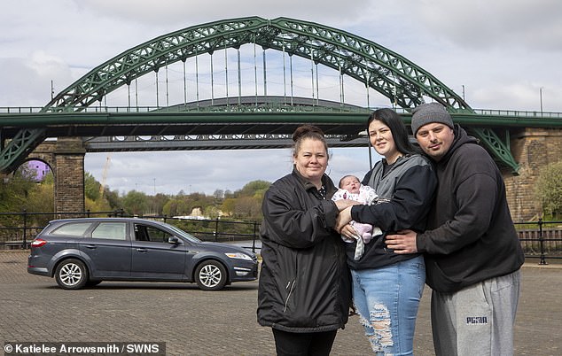 Demi sprang mit ihrem Partner Daniel Moy, 32, (rechts) und ihrer Mutter Maria Clark, 41, (rechts) ins Auto und sie rasten zum Sunderland Royal Hospital