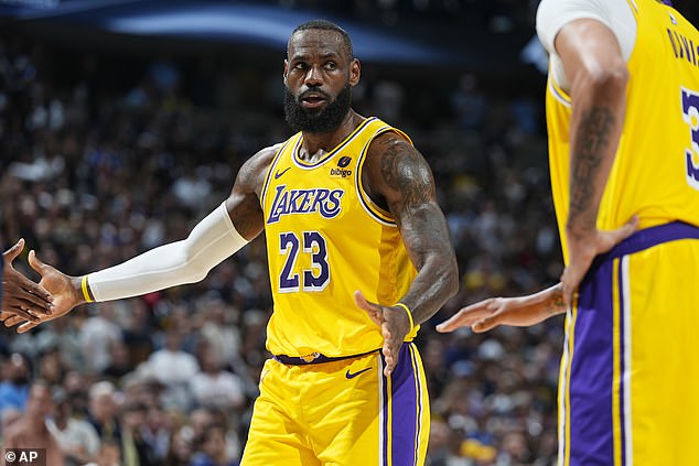 Berichten zufolge wartet LeBron James darauf, wen die Lakers einstellen, bevor er über seine Zukunft entscheidet