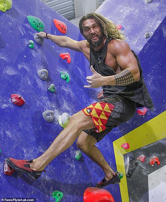 Indoor-Wandklettern ist eine beliebte Freizeitbeschäftigung.  Schauspieler Jason Momoa [pictured] war sein ganzes Leben lang Kletterer und nahm 2016 an einem Kletterwettbewerb in Barcelona teil