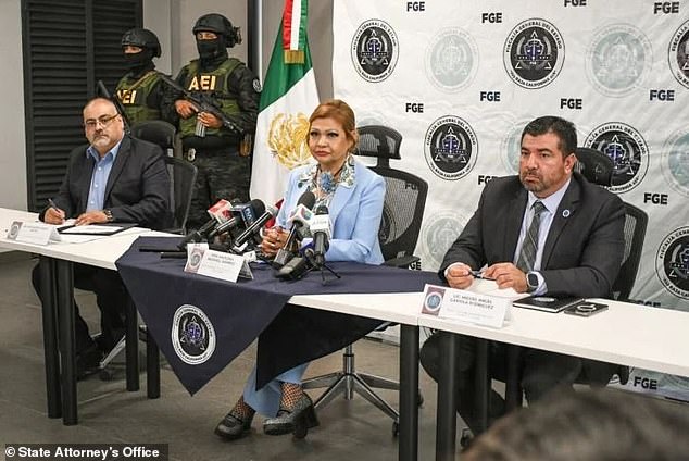 Eine Frau und zwei Männer, allesamt Mexikaner, seien im Zusammenhang mit dem Fall festgenommen worden, sagte die Generalstaatsanwältin der Baja California, María Elena Andrade Ramírez (Mitte), gegenüber Reportern