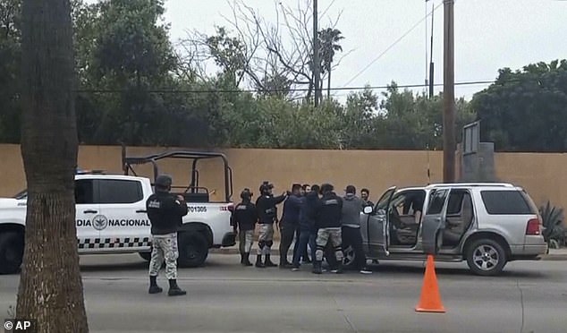 Im Zusammenhang mit der Untersuchung wurden drei Personen festgenommen.  Mexikanische Beamte werden am Donnerstag an einem Kontrollpunkt in Ensenada gesehen