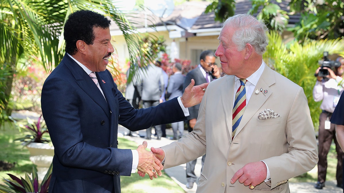 Lionel Richie schüttelt König Charles die Hand