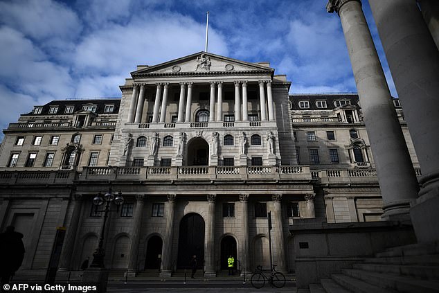 Die Kreditkosten sind in die Höhe geschossen, seit Beamte der Bank of England (im Bild) letzte Woche signalisierten, dass eine lang erwartete Zinssenkung noch weiter hinausgezögert würde