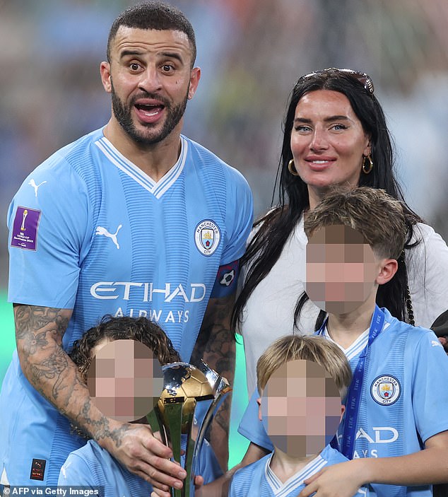 Unterdessen soll der Fußballer darüber nachdenken, Manchester City und die Premier League aufzugeben und am Ende der Saison nach Saudi-Arabien zu wechseln (im Bild mit Frau Annie und ihren Kindern).