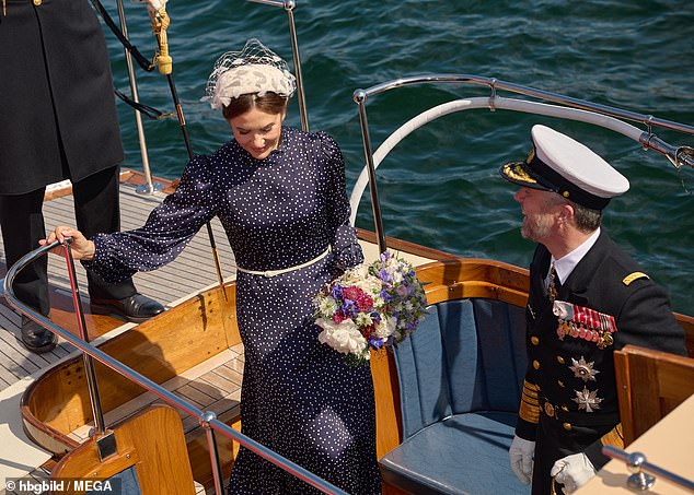 Die Königin bekam einen Blumenstrauß geschenkt, als sie sich auf den Weg zum Wasser machte, während das Paar zu seiner Sommertour aufbrach