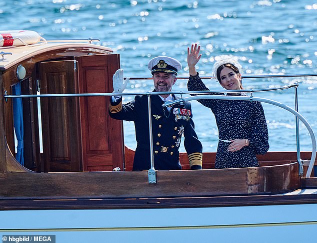 Das königliche Paar strahlte, als es den Landbewohnern zum Abschied zuwinkte, nachdem es zu seiner Sommertour in See gestochen war