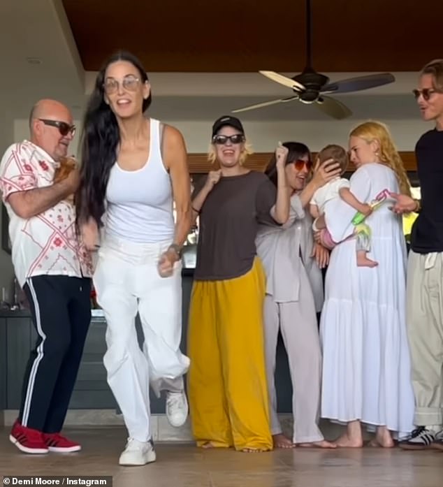 Das lustige Video, das Demi gemeinsam mit Scout, Tallulah und ihren beiden männlichen Freunden auf Instagram gepostet hat, zeigt die Bande in ihrer Luxusvilla, die sich zum Sand hin öffnet