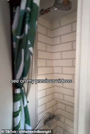 Abgebildet ist Shannons Dusche, die in ein kleines Badezimmer passt
