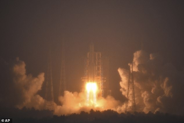 China startete am Freitag seine Chang'e-6-Rakete (im Bild), die zur dunklen Seite des Mondes fliegen wird, um Gesteinsproben von der Mondoberfläche zu sammeln