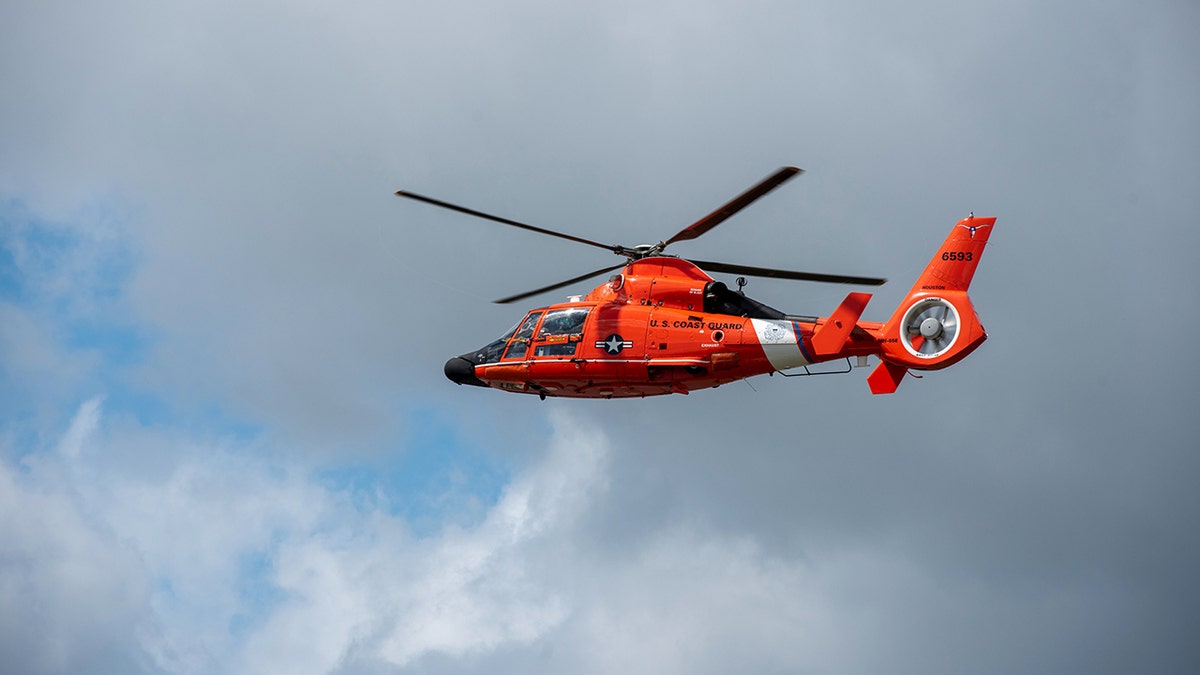 Hubschrauber der US-Küstenwache fliegt