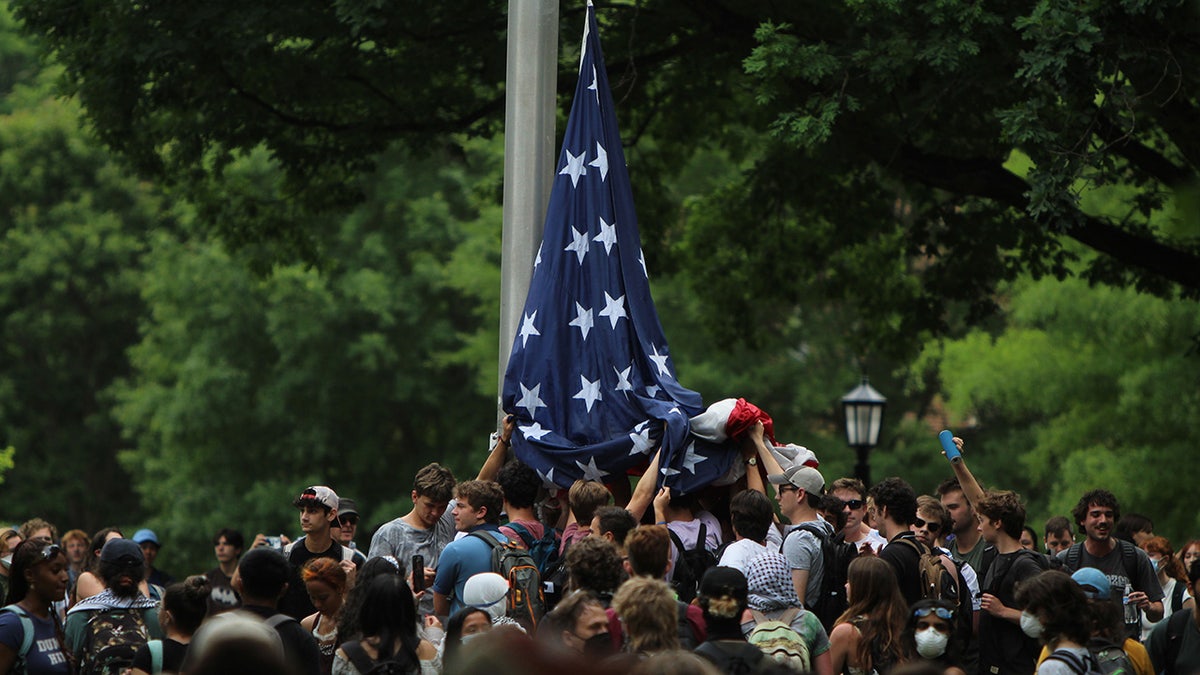 Studenten der UNC Chapel Hill halten während eines Campus-Protestes die amerikanische Flagge hoch