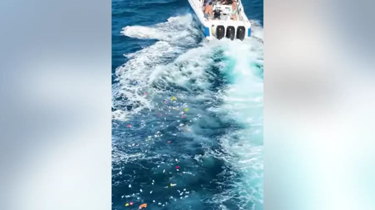 Müllspur hinter Boot in Florida