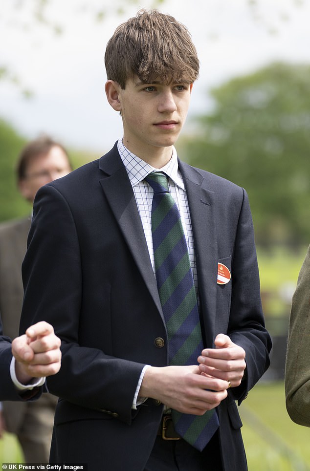 James, Earl of Wessex, sah in einem dunkelblauen Anzug und einer gestreiften Krawatte schick aus, als er sich seinen Eltern als Zuschauer bei der Royal Windsor Horse Show anschloss