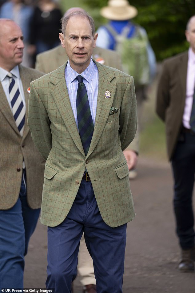 Prinz Edward sah in einem Tweedblazer schick aus, als er der Veranstaltung beiwohnte