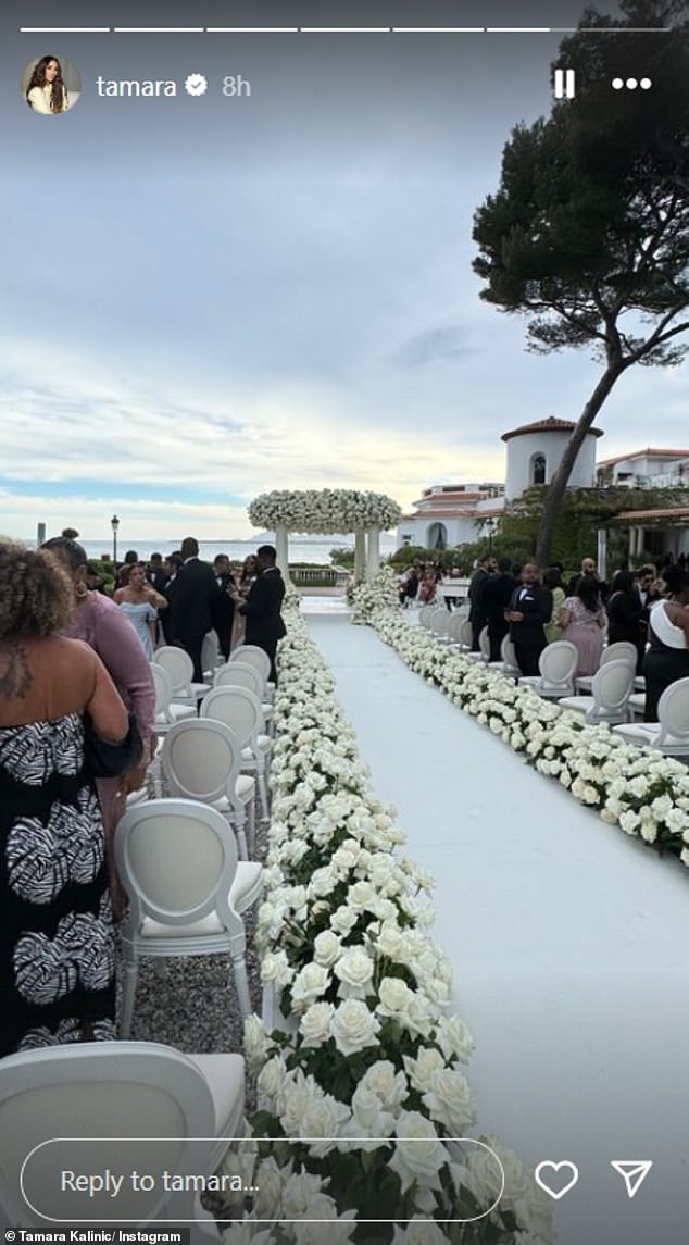 Die Zeremonie im Freien fand auf dem Boden der Grand Allée statt, mit einem mit weißen Rosen geschmückten Gang und Altar