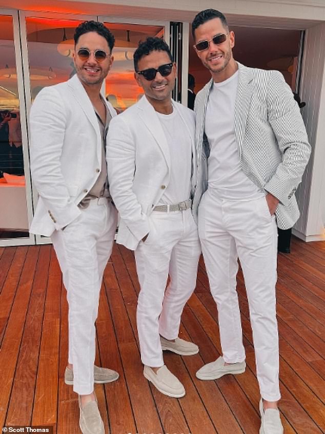 Ryan, einer der besten Männer, wurde auch von seinen beiden Brüdern Adam (links) und Scott (rechts) in Südfrankreich begleitet, als sie in ähnlichen weißen Outfits, passenden Schuhen und Sonnenbrillen posierten