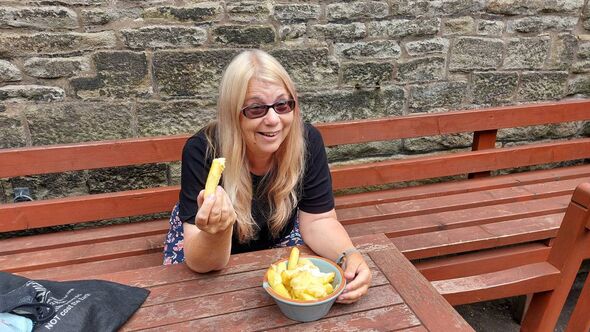 Marguerite Eccles aus Heptonstall genießt Käsechips im Biergarten des Cross Inn
