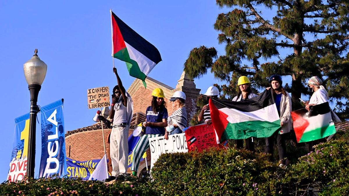 Demonstranten an der UCLA schwenken die palästinensische Flagge