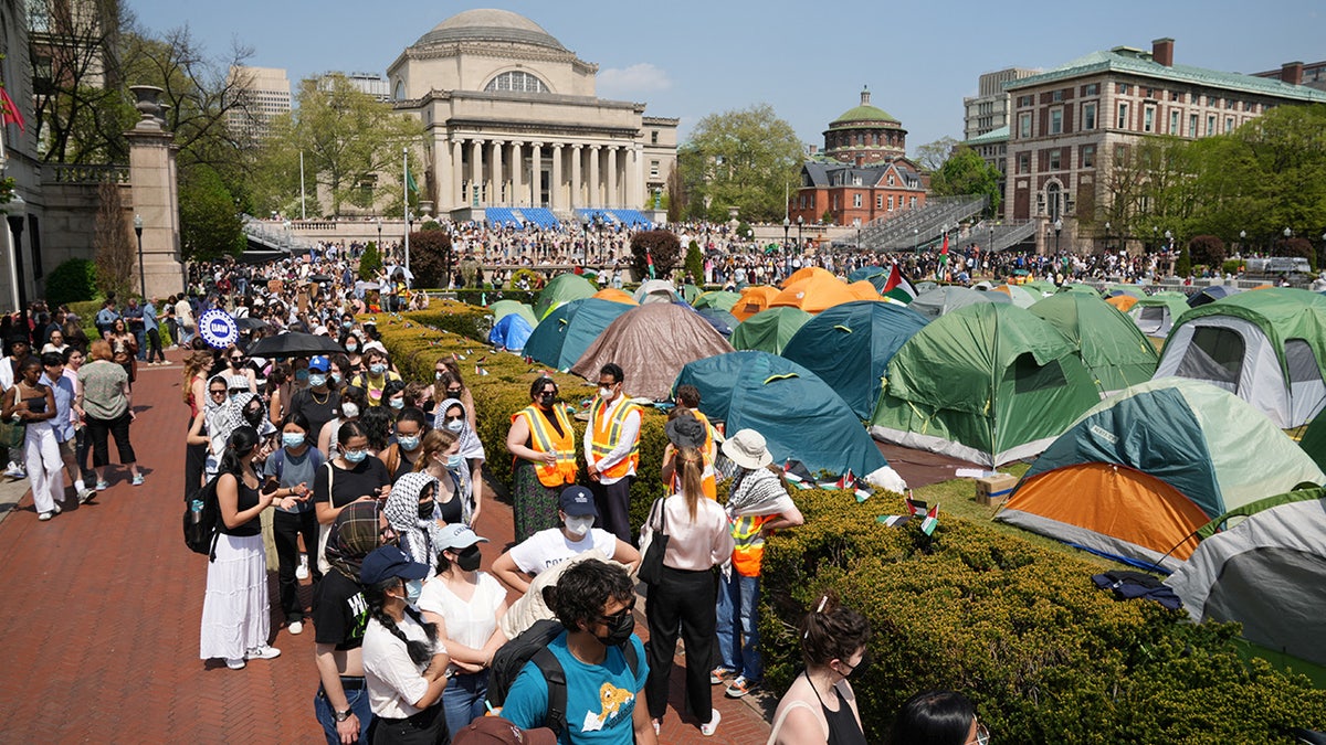 Studenten marschieren auf dem Campus der Columbia University zur Unterstützung eines Protestlagers zur Unterstützung der Palästinenser