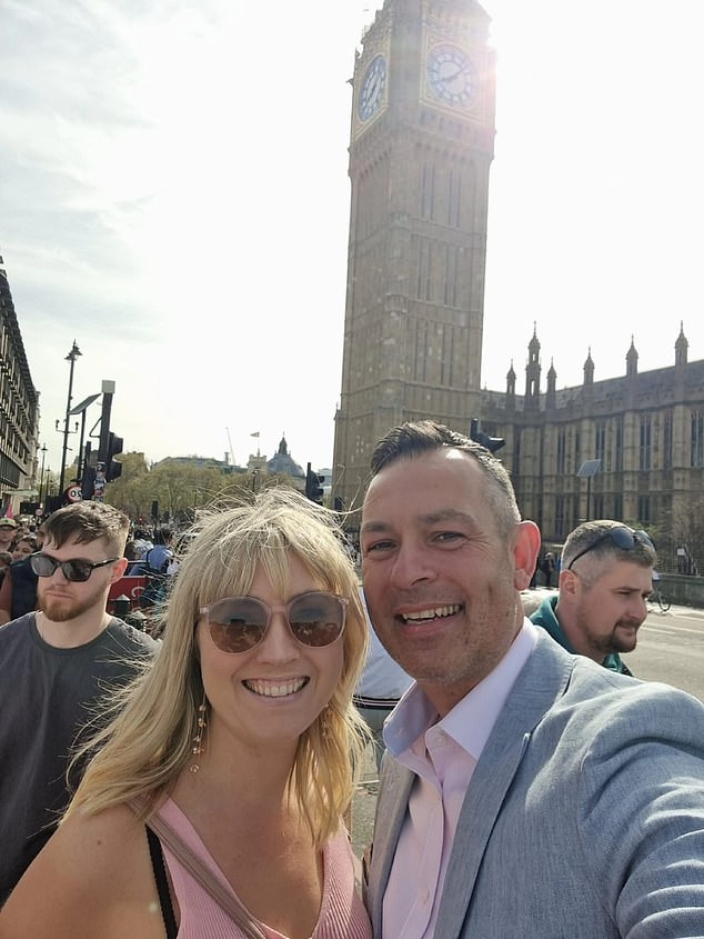 Ellie und Bartley posieren vor Big Ben, während sie nach dem Mittagessen die Sehenswürdigkeiten Londons genießen