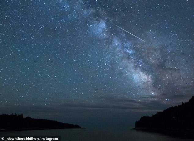 Die Eta-Aquariden erreichen jedes Jahr Anfang Mai ihren Höhepunkt.  Eta-Aquarid-Meteore sind für ihre Geschwindigkeit bekannt.  Diese Meteore sind schnell und fliegen mit etwa 148.000 Meilen pro Stunde (66 km/s) in die Erdatmosphäre