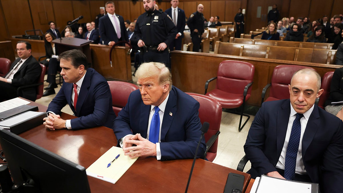 Donald Trump sitzt am ersten Tag der Eröffnungsplädoyers in seinem Manhattan-Strafprozess im Gerichtssaal.