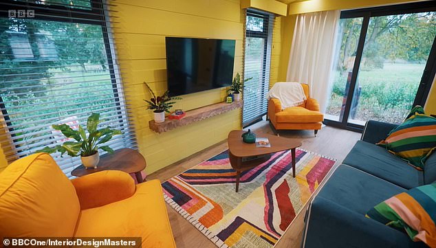 Das Wohnzimmer des Siegerentwurfs war gelb gestrichen – aber die Juroren Michelle Ogundehin und der US-Designer Jonathan Adler sagten, dass ihnen die lebendige Vision von Rosins Feriendomizil gefiel