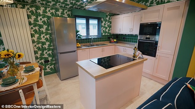In Rosa: Rosin kombinierte eine blassrosa Küche mit ihrer kräftigen, von der Natur inspirierten Tapete in der Küche