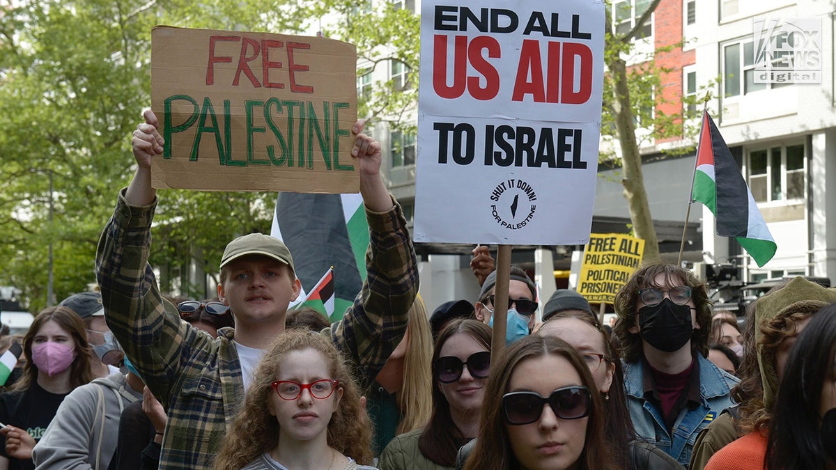 Antiisraelische Demonstranten versammeln sich vor dem Campus der New York University