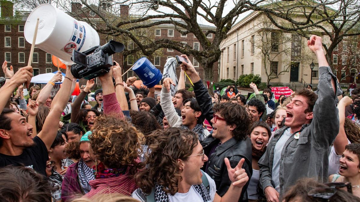 Studenten der Brown University feiern ihre Veräußerungsvereinbarung