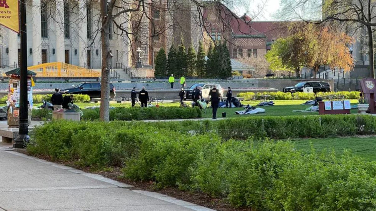 Polizisten laufen um das Lager der University of Minnesota herum