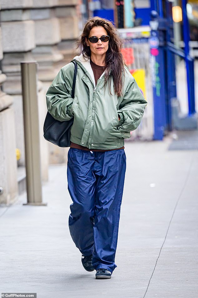 Katie Holmes spaziert in Adidas-Turnschuhen durch New York City