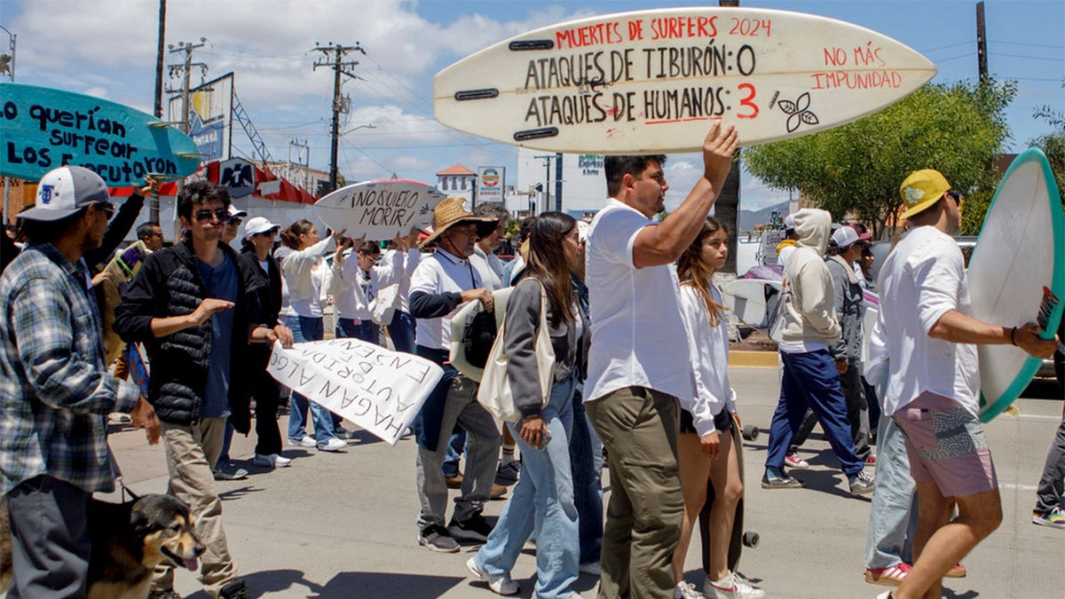 In Mexiko versammeln sich Menschen, um um die ermordeten Männer zu trauern
