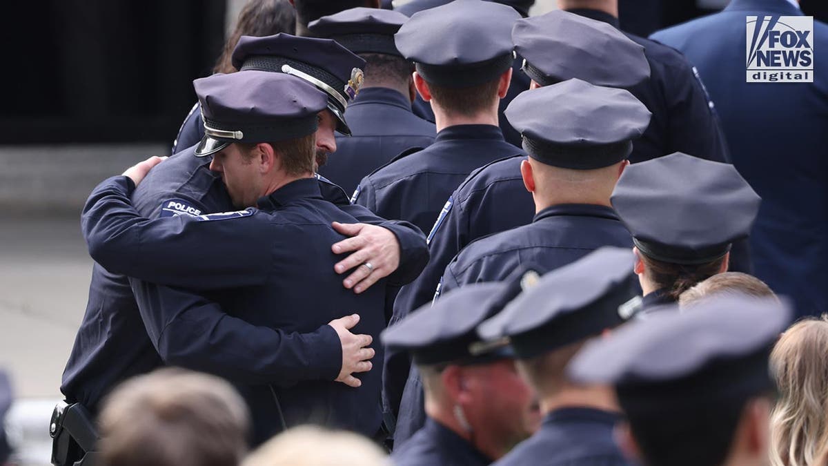 Polizisten umarmen sich