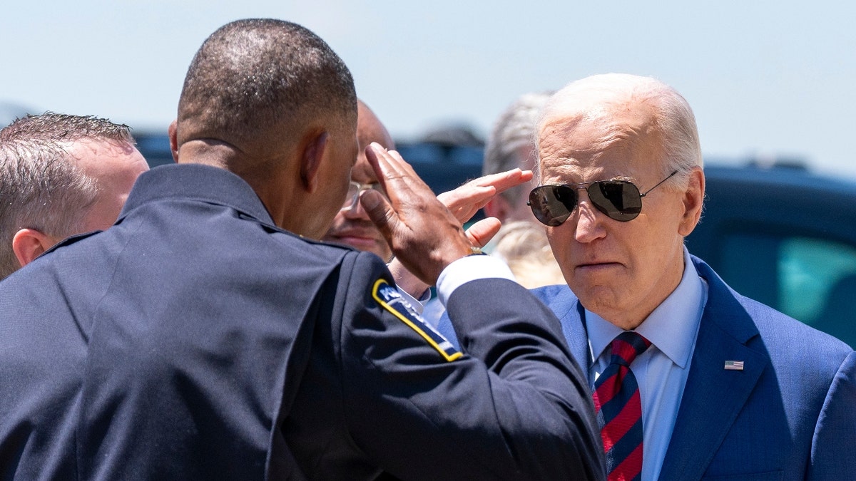 Präsident Joe Biden salutiert dem Polizeichef von Charlotte-Mecklenburg, Johnny Jennings, als er am Donnerstag, den 2. Mai 2024, mit der Air Force One am Charlotte Douglas International Airport in Charlotte, North Carolina, ankommt