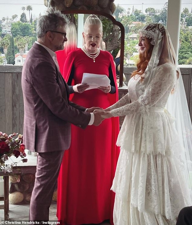 Ihre erste Zeremonie fand am 20. April statt und wurde von Garbage-Sängerin Shirley Manson (in Rot) geleitet, die auch zur Hochzeit ihrer Mutter zurückkehrte