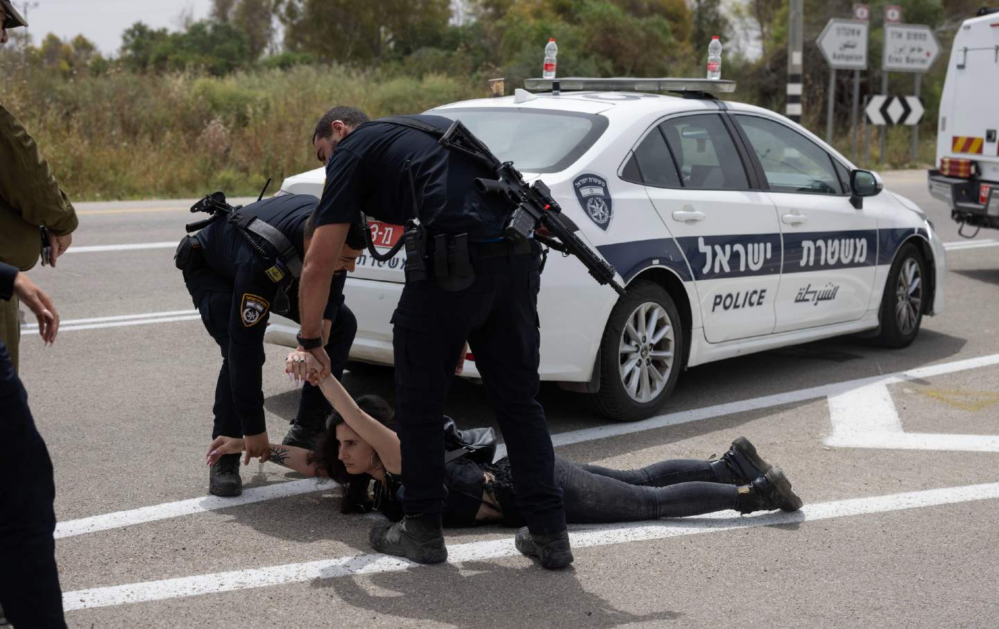 Die israelische Polizei verhaftet einen Aktivisten, als eine Rabbinerdelegation versucht, Lebensmittel in den Gazastreifen zu bringen.