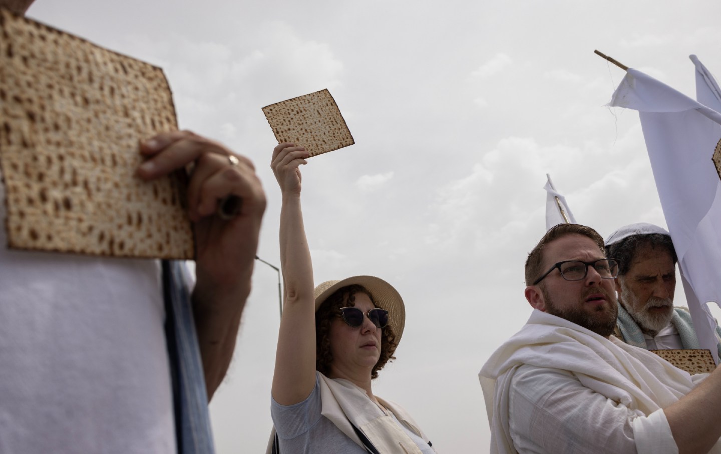 Aktivisten der „Rabbis for Ceasefire“ halten Matzenstücke hoch – Symbole für den zentralen Imperativ des Pessachfestes: „Alle, die hungrig sind, kommen und essen!“
